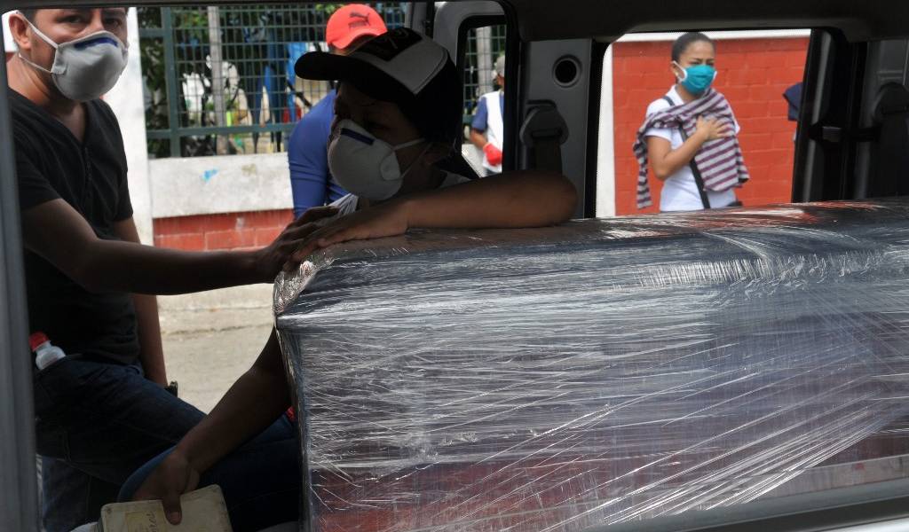 Guayaquil: mujer que fue dada por muerta, despertó; su familia tenía la cenizas de otra persona
