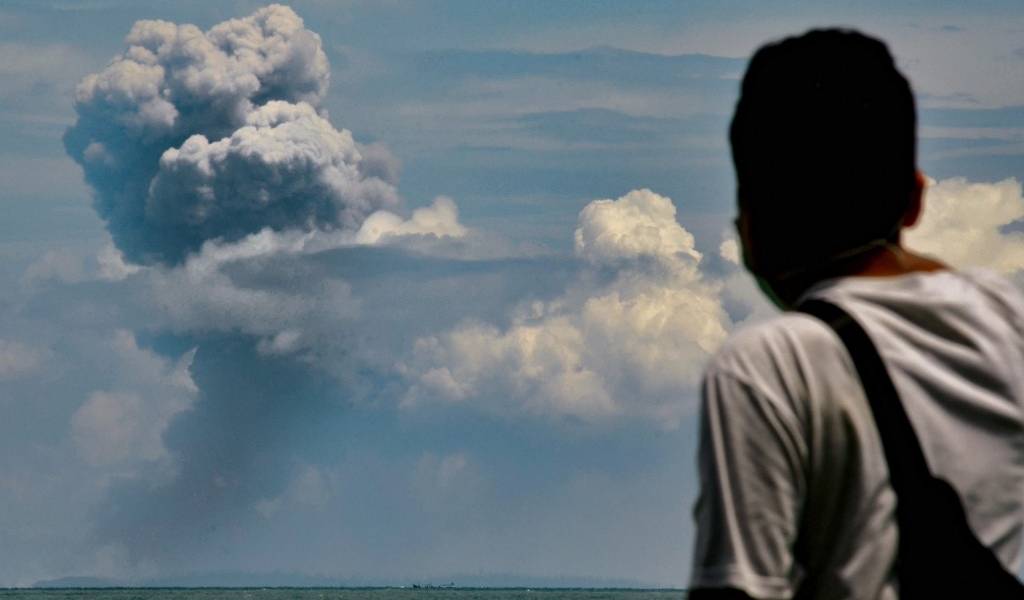 El volcán indonesio Krakatoa entró en erupción