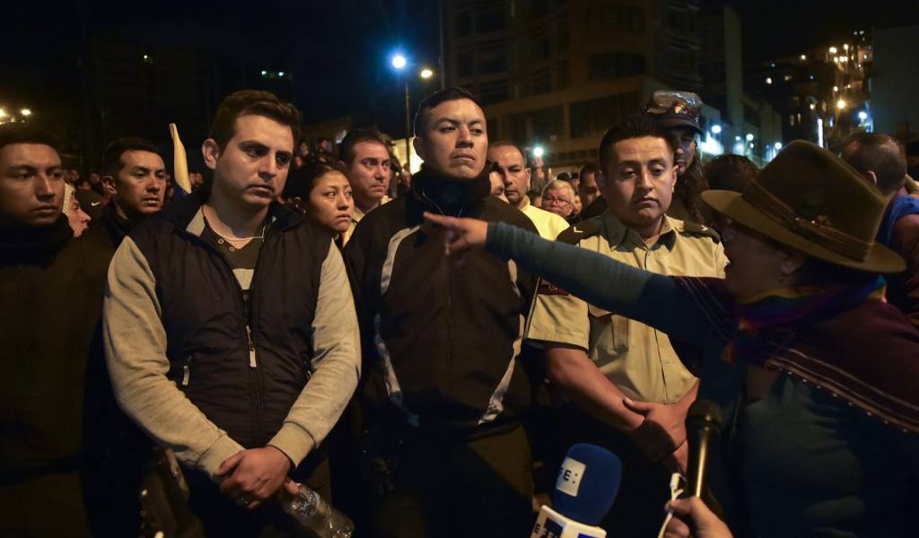Liberan a policías y periodistas retenidos en Quito