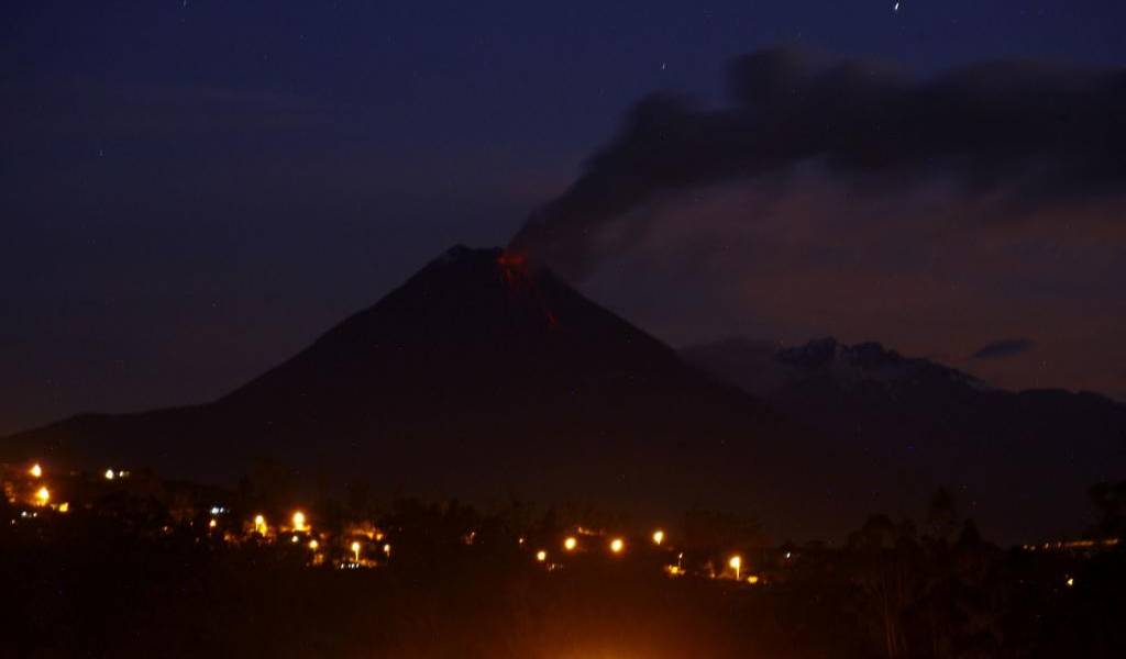 Leve caída de ceniza tras incremento de actividad en volcán Tungurahua