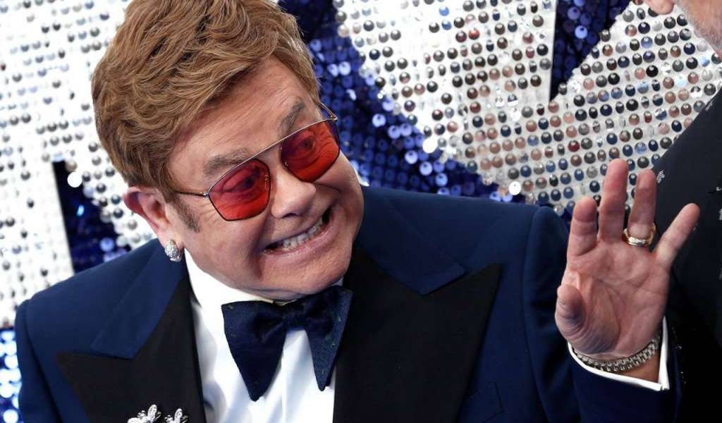 El momento en el que Elton John tuvo que usar pañal