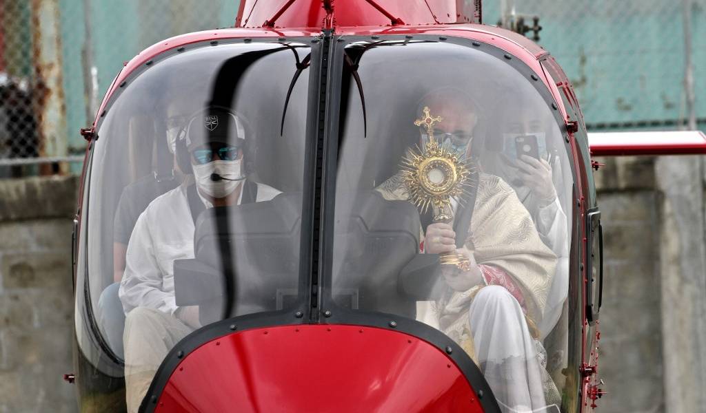 Obispo bendice Guayaquil desde un helicóptero ante prohibición de procesiones en Ecuador