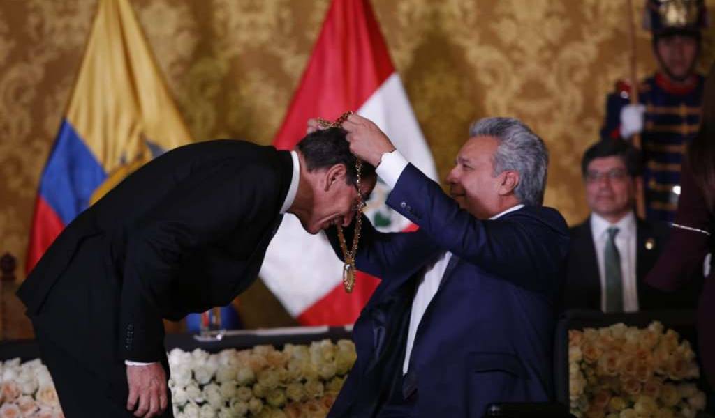 Presidente de Perú es condecorado en el Salón Amarillo