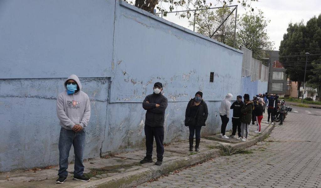Quito: Larga espera para comprobar si tienen COVID-19