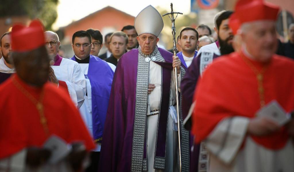 Un prelado que vive en la residencia del papa da positivo al coronavirus