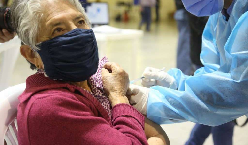 MSP llama a vacunarse a adultos mayores que recibieron primera dosis de Pfizer hasta el 4 de abril