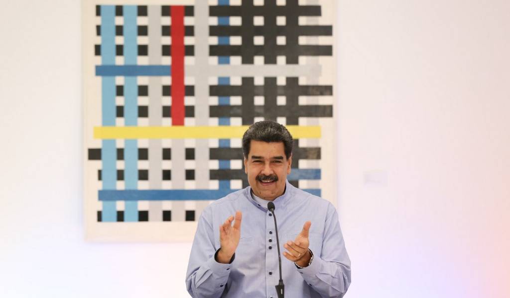 Maduro regala guitarra a fundador de Pink Floyd