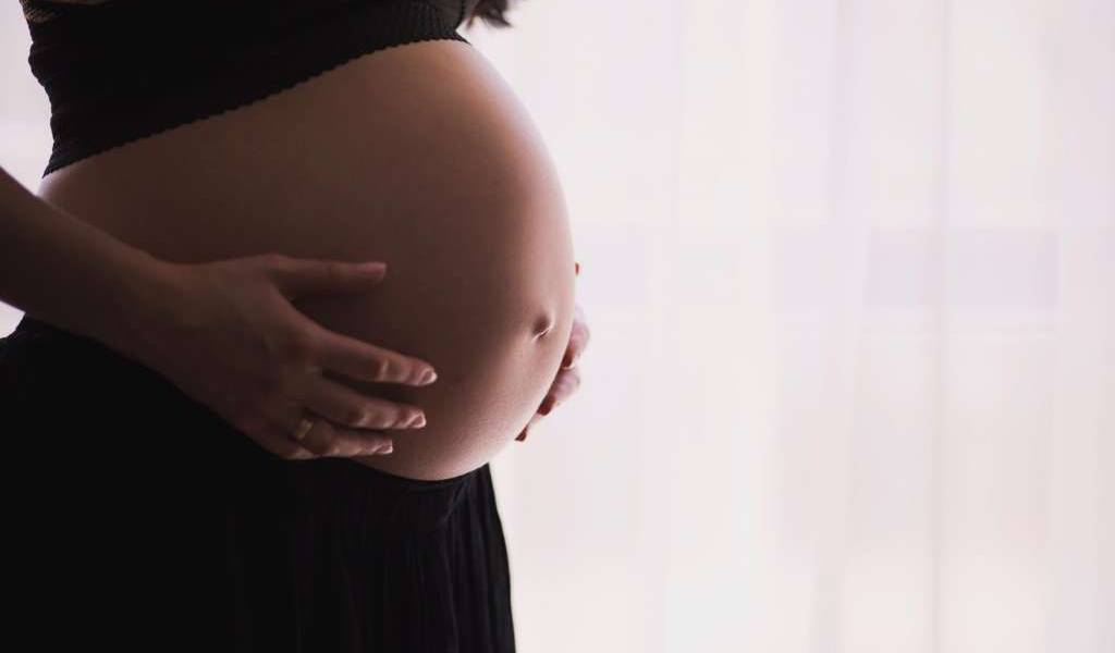 COVID: parto podría adelantarse en embarazadas contagiadas