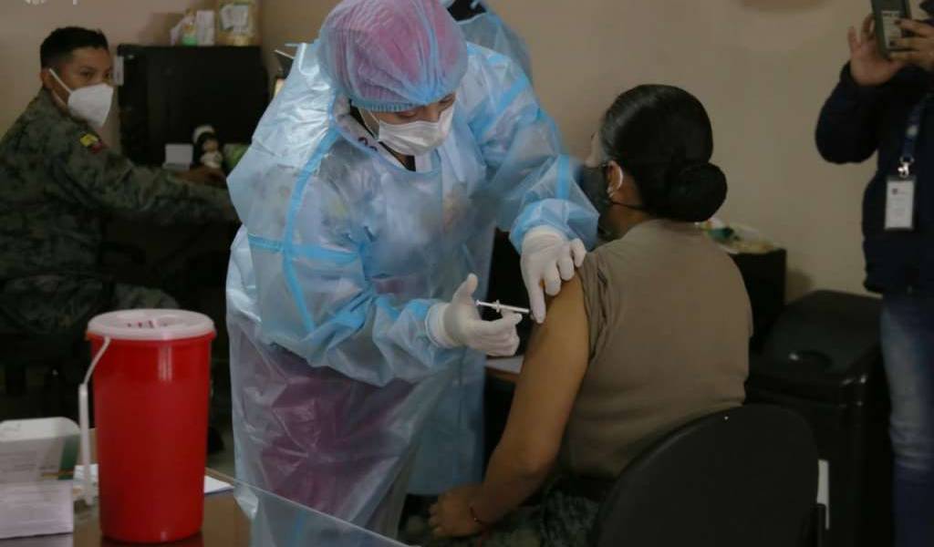Empezó la vacunación contra el COVID-19 en Quito y Guayaquil