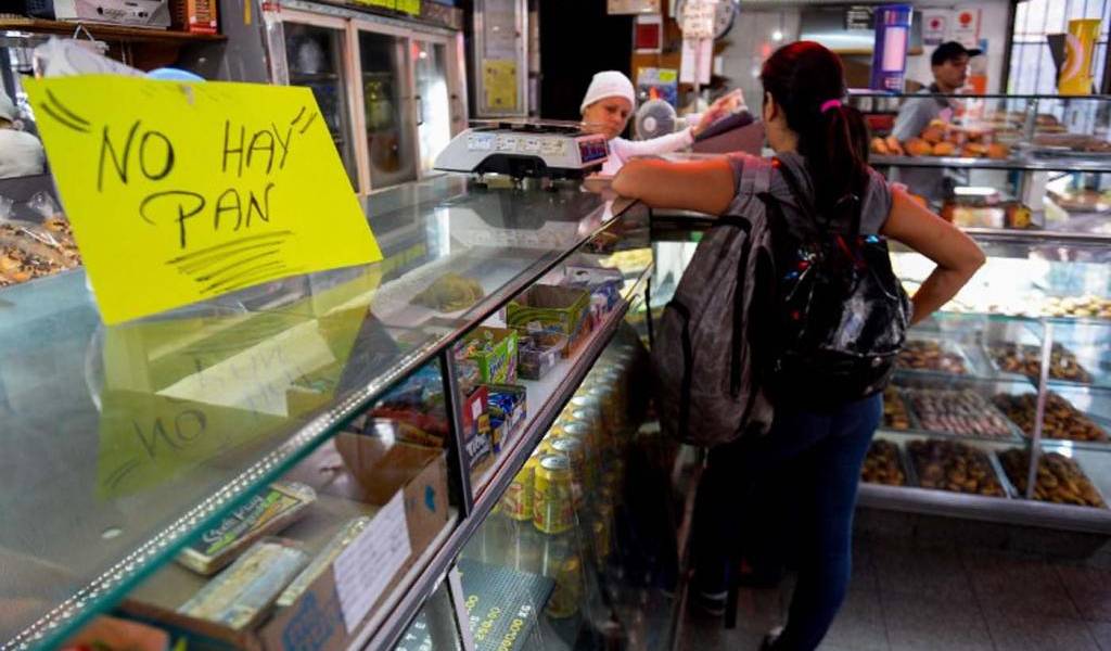 Maduro denuncia ‘guerra del pan’ en Venezuela y amenaza con expropiar panaderías