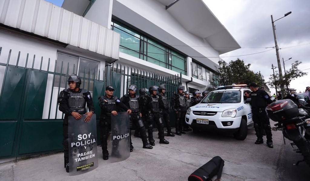 Fiscal y personal de Criminalística entraron a Contraloría en Quito para investigaciones