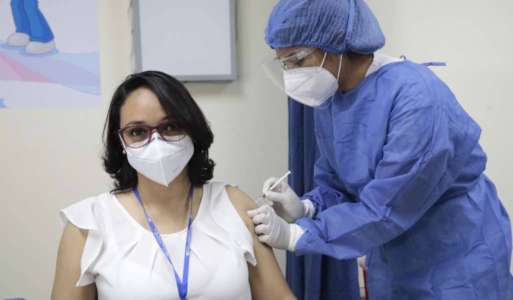 Contagios de COVID-19 después de vacunarse en Ecuador