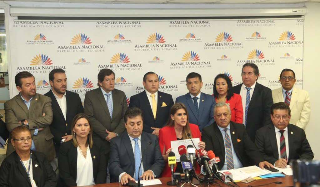 Espinosa, observada por Assange y sus gastos en EEUU