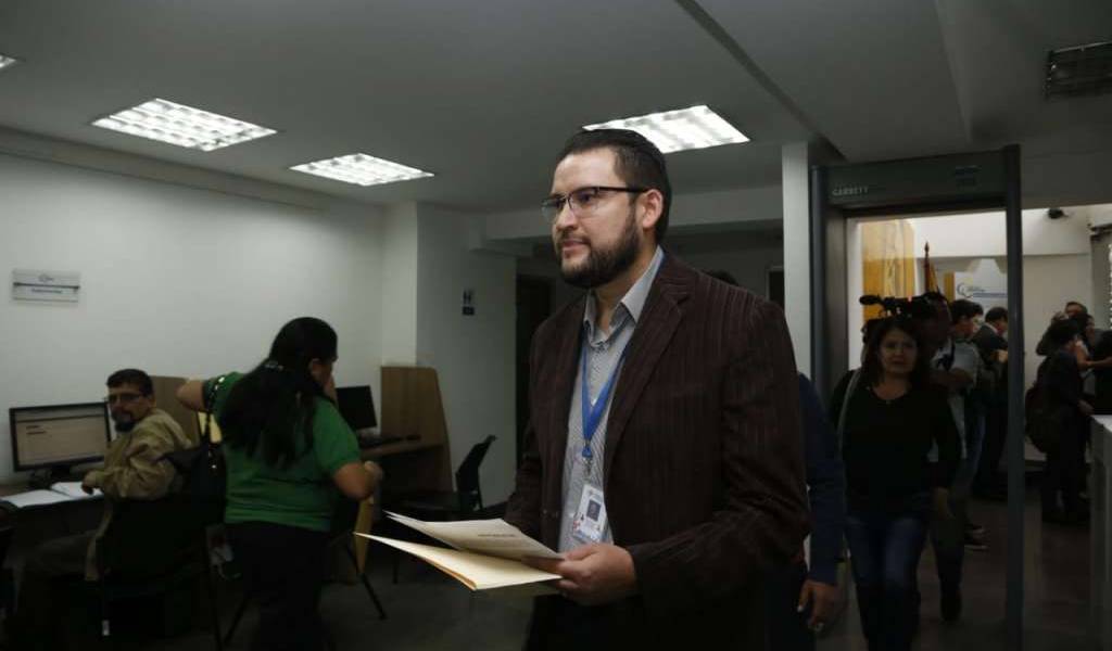 Presentan escrito por nuevo requisito a venezolanos