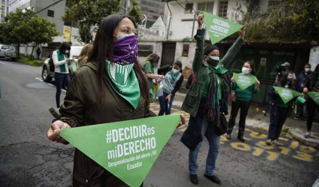 Dan paso a la despenalización del aborto por violación en Ecuador