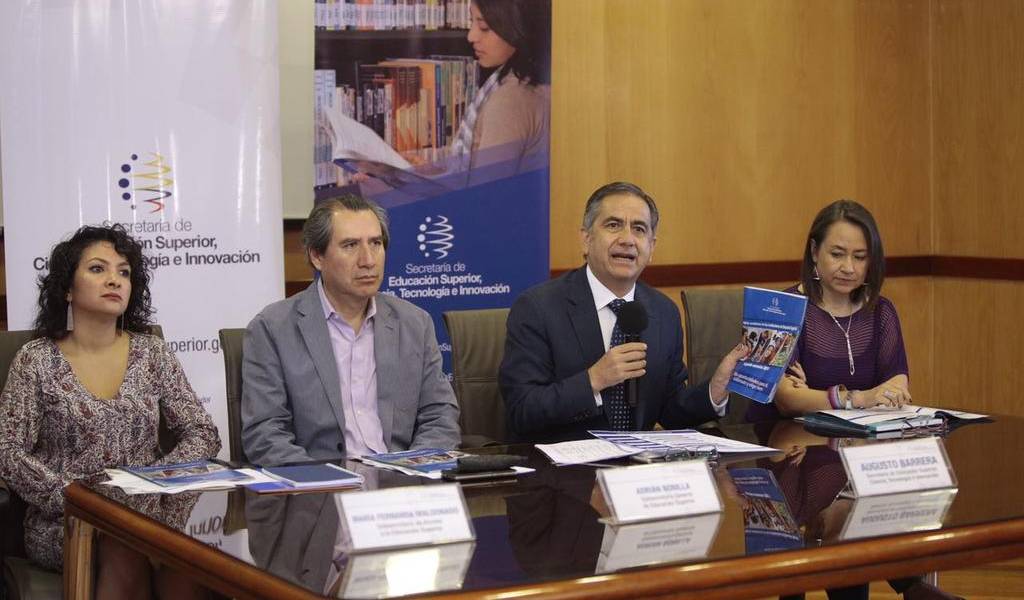 Senescyt anuncia que habrá 15.000 cupos universitarios adicionales