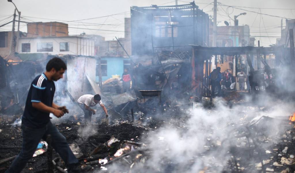 Incendio destruye unas 200 casas en Lima
