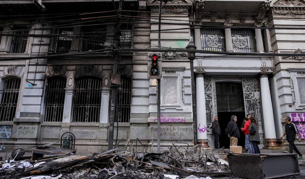 Suspenden alza del Metro y decretan toque de queda en Chile