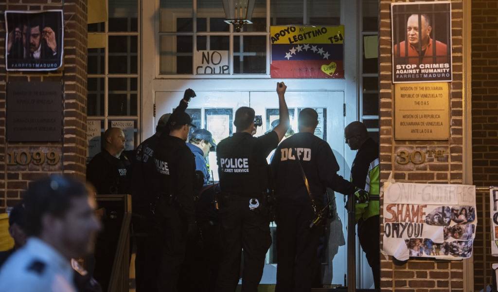 Desalojan embajada de Venezuela en EEUU