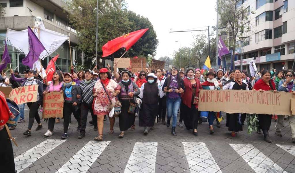 Mujeres marchan en Quito contra medidas