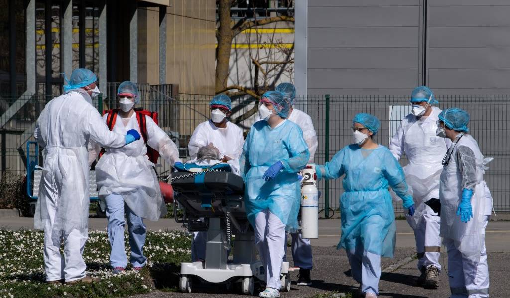 Francia torna más severo el confinamiento de sus ciudadanos