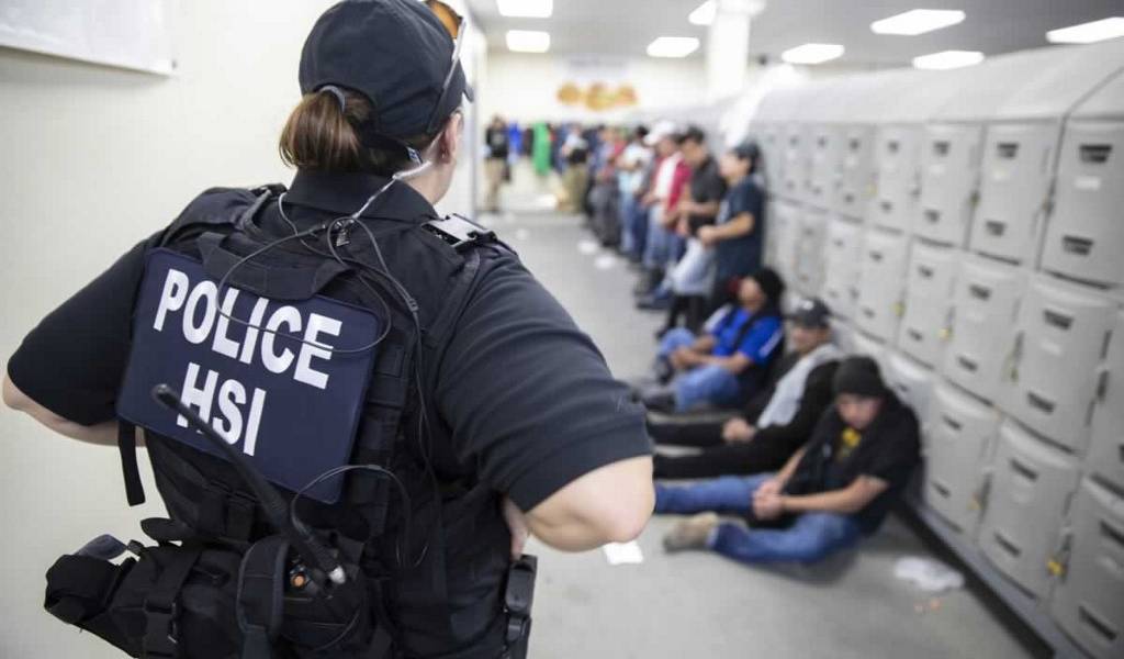 Incierto futuro de niños de inmigrantes tras arresto
