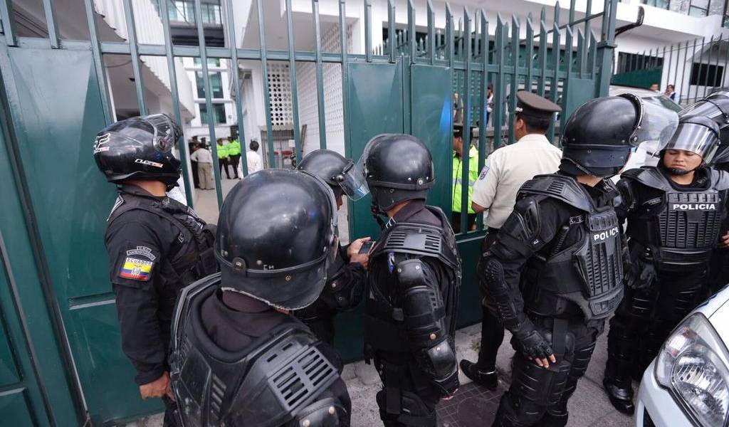 Fiscal y personal de Criminalística entraron a Contraloría en Quito para investigaciones