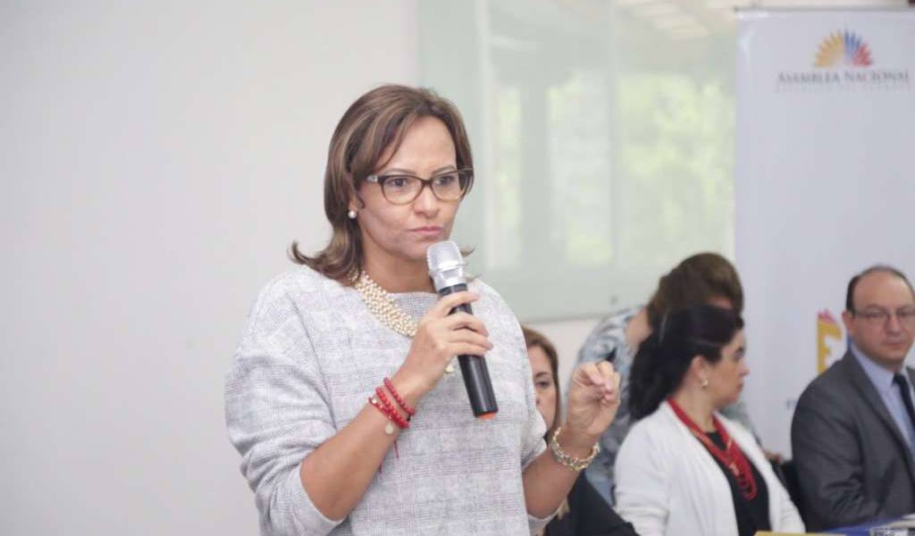 4 asambleístas piden resolver denuncia contra Cabezas