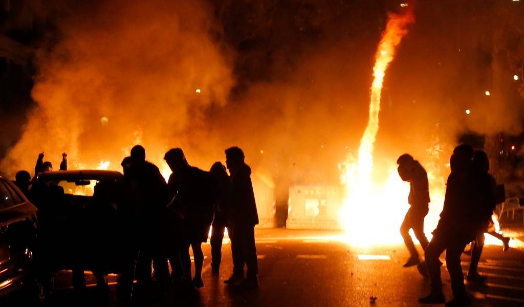 Conmoción por violentas protestas en Barcelona