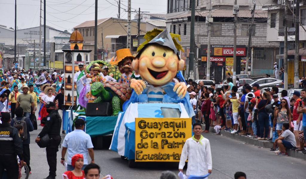 4 mil alumnos desfilaron en homenaje a Guayaquil
