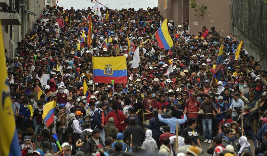 Indígenas y gremios de trabajadores llegan al centro de Quito