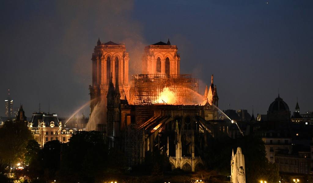 Cae emblemática aguja de catedral Notre Dame