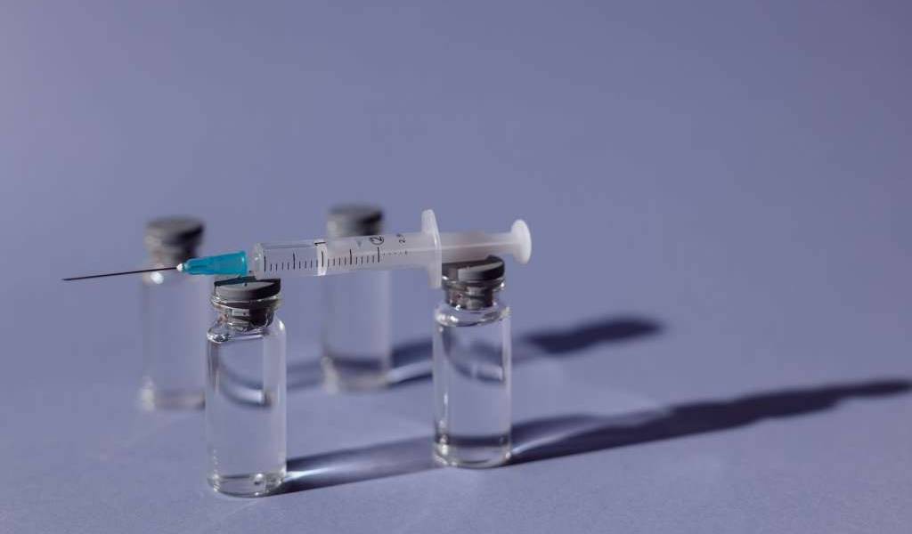 COVID: vacunación en Ecuador comenzaría en enero