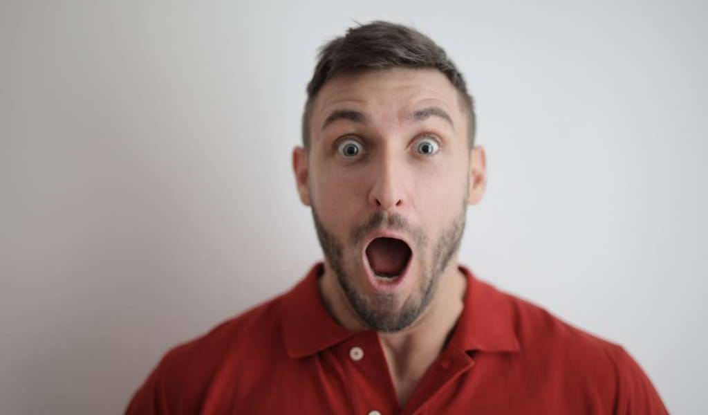 Olvida apagar el micrófono y se vuelve viral