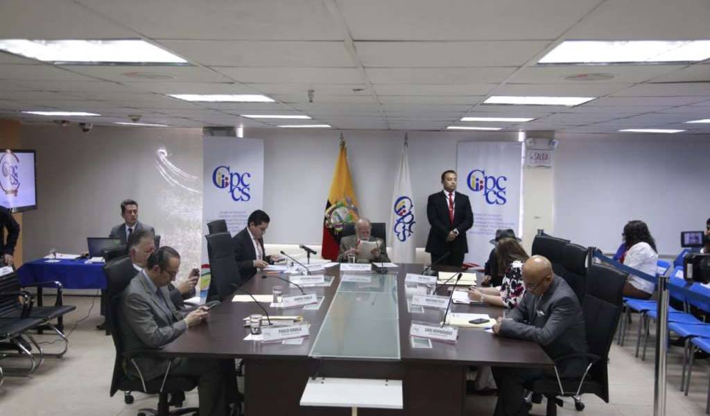 Dos de los cinco jueces del TCE se salvan de la destitución