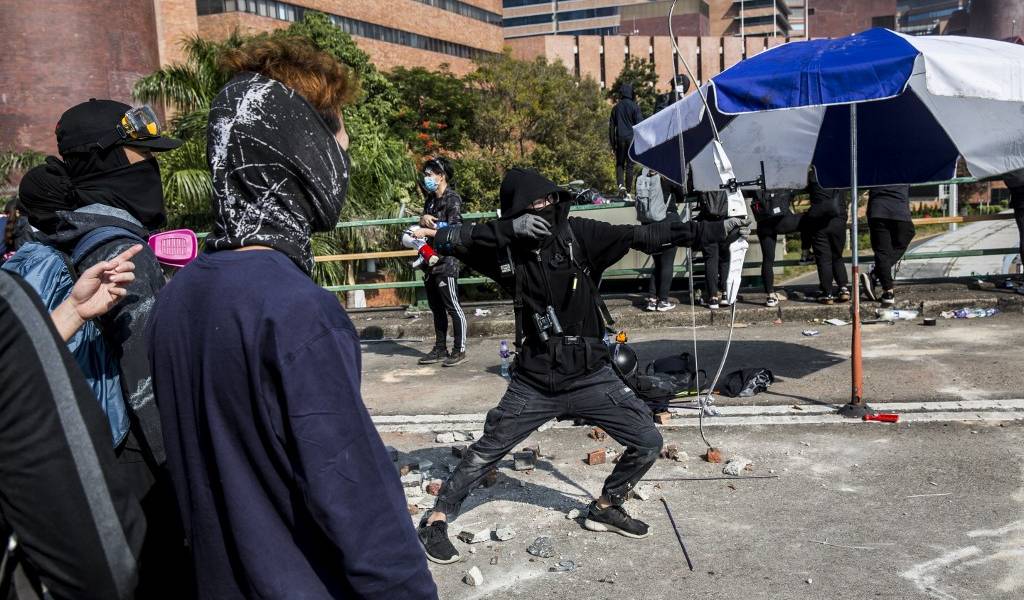 Un policía fue herido por una flecha en Hong Kong