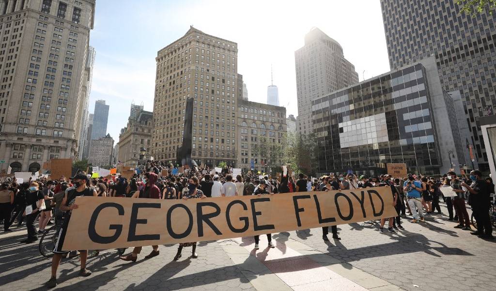 Acusan de asesinato al policía grabado con rodilla en cuello de afroamericano