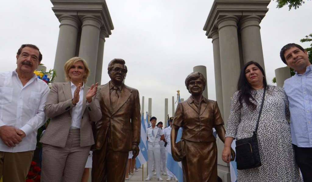 Develan monumento al expresidente Roldós y su esposa