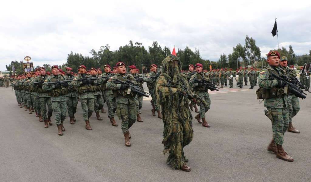 Moreno participa en desfile militar por el 10 de Agosto