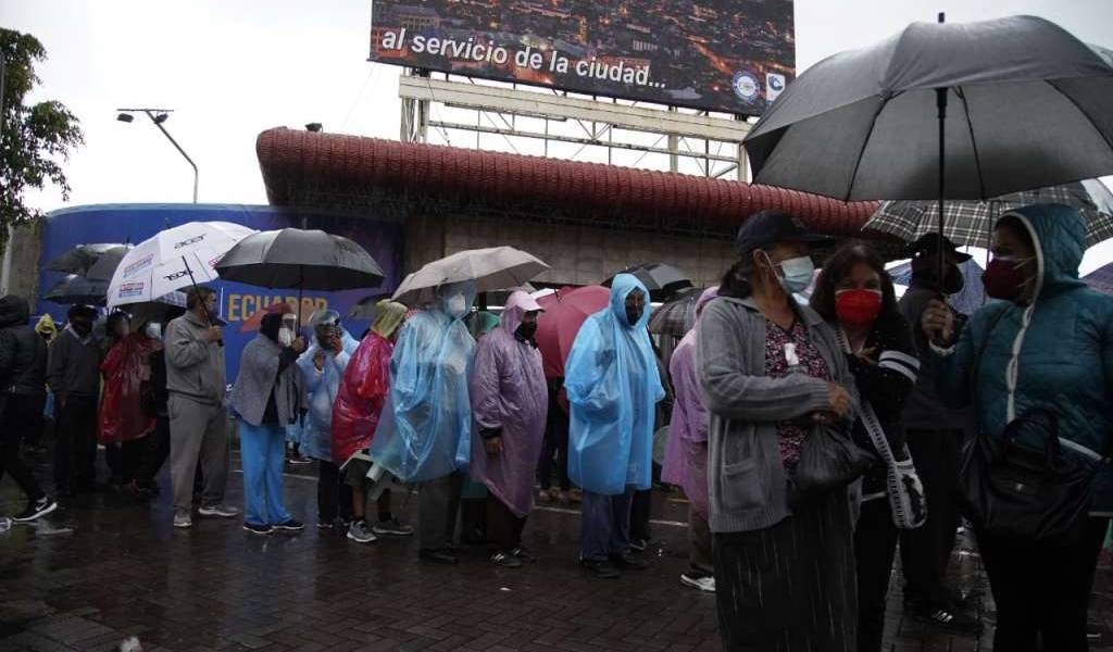 Desorden y aglomeración para tratar de vacunarse sin cita en Quito