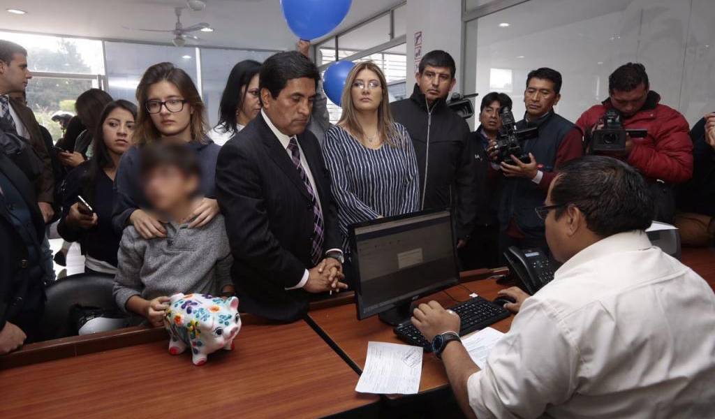 "Este es dinero que usted Presidente les quita a mis hijos", dice esposa de Villavicencio