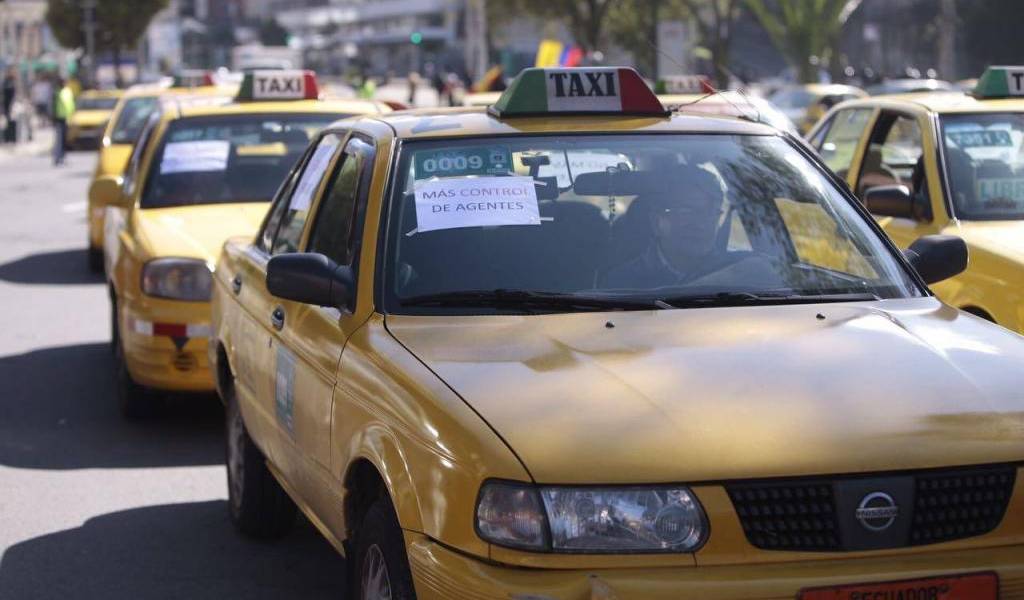 Gremio de taxistas de Quito realiza caravana contra la informalidad