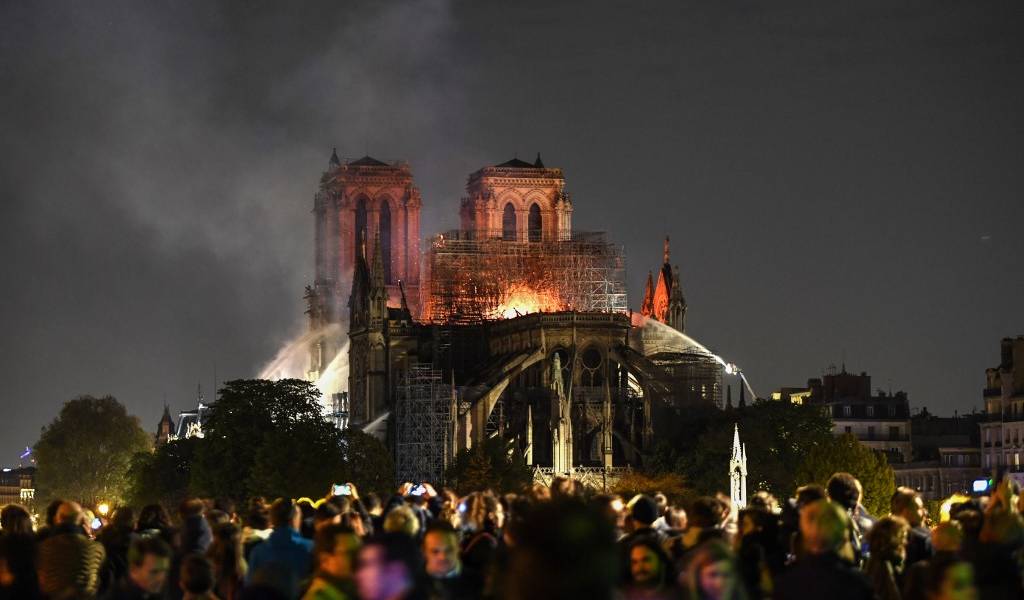 Lágrimas y conmoción por el incendio en Notre Dame