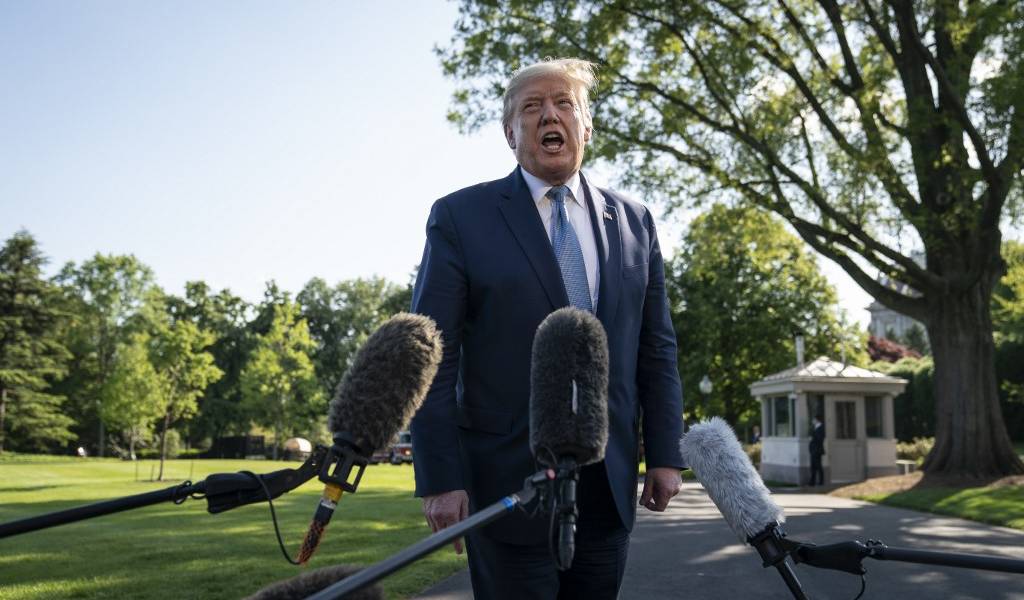 Trump cree en una vacuna en pocos meses, mientras Europa sale a tomar el aire