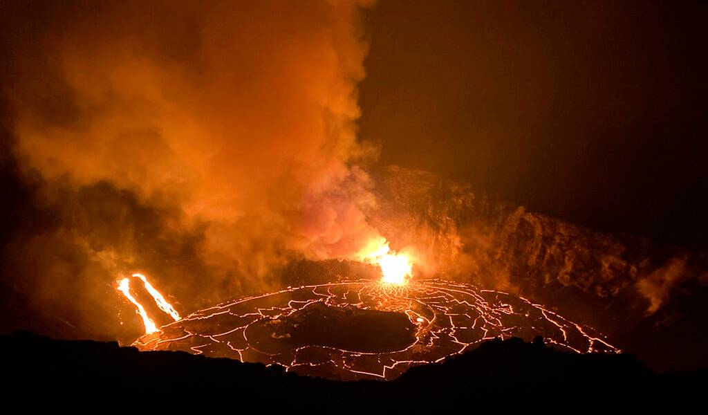 Multan a visitantes por acercarse a volcán en Hawai