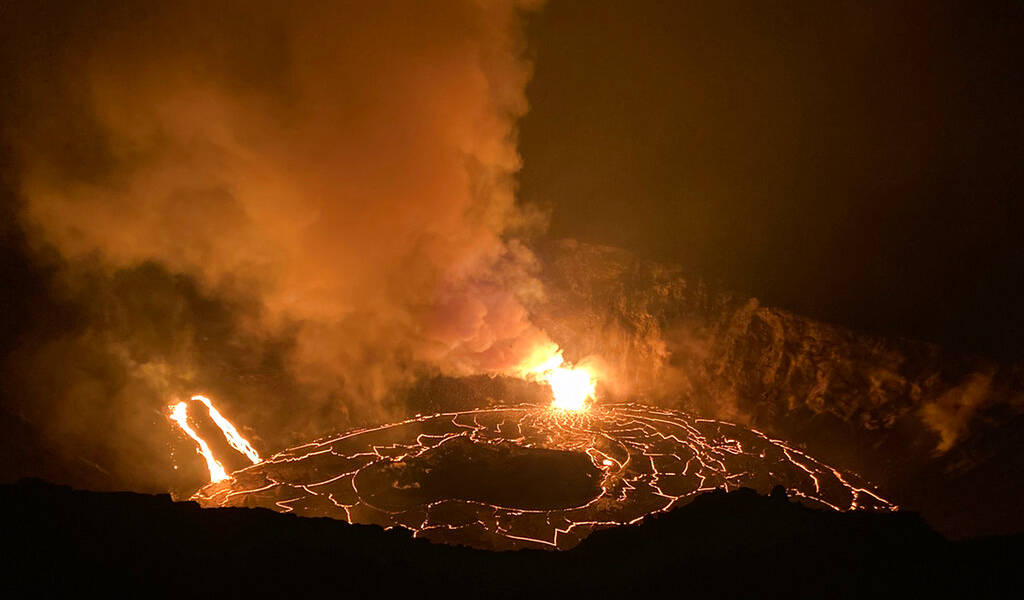 Multan a visitantes por acercarse a volcán en Hawai