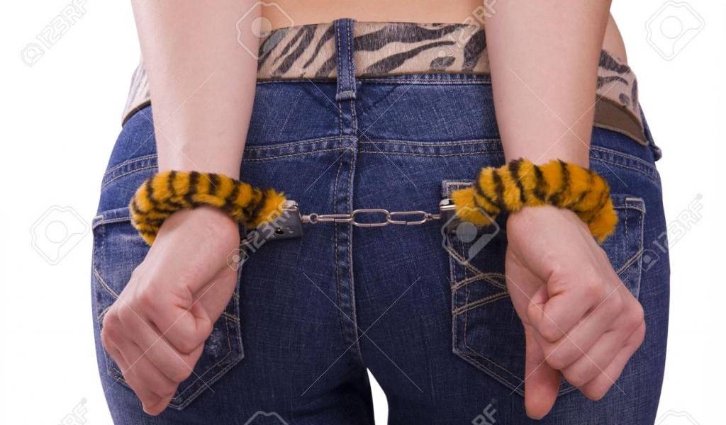 Mujer denuncia que fue obligada a dar a luz esposada en Argentina