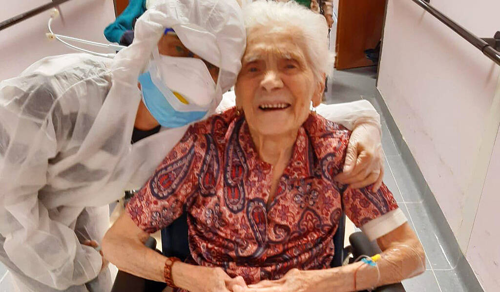 Mujer de casi 104 años se recupera de COVID-19 con “fe”