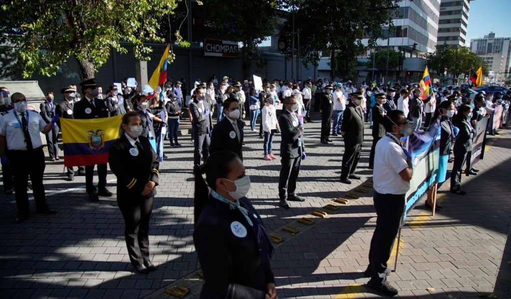Trabajadores de Tame protestan tras anuncio de cierre