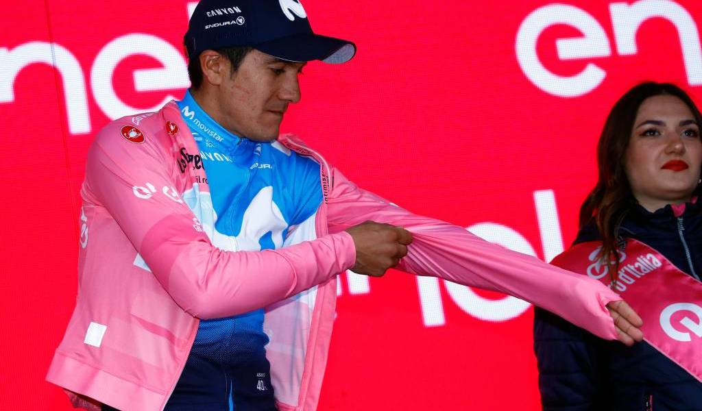 Carapaz está a tres etapas de conseguir la gloria en el Giro de Italia